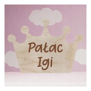 Drewniana korona personalizowana z imieniem Pałac Igi jako dekoracja pokoju dziecka na tle różowej ściany z chmurkami.