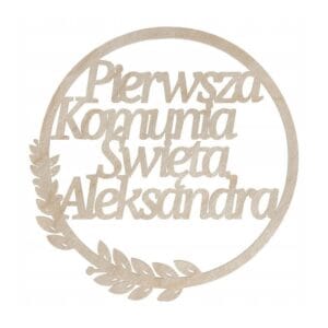Drewniana obręcz personalizowana na Komunię Świętą ze sklejki o średnicy 29 cm z wyciętym napisem i motywem liści.