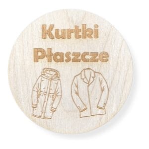 Okrągła drewniana plakietka grawerowana z napisem Kurtki Płaszcze i ikonami odzieży zewnętrznej, o średnicy 7,8 cm.