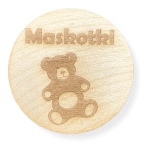 Okrągła drewniana plakietka o średnicy 7,8 cm z grawerowanym napisem Maskotki i misiem.
