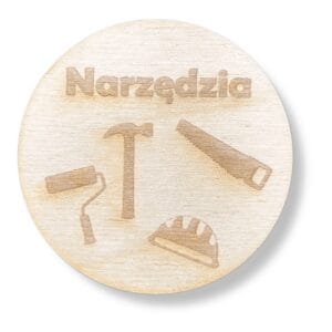 Okrągła drewniana plakietka ze sklejki z grawerem przedstawiającym napisu Narzędzia i ikony warsztatowe.