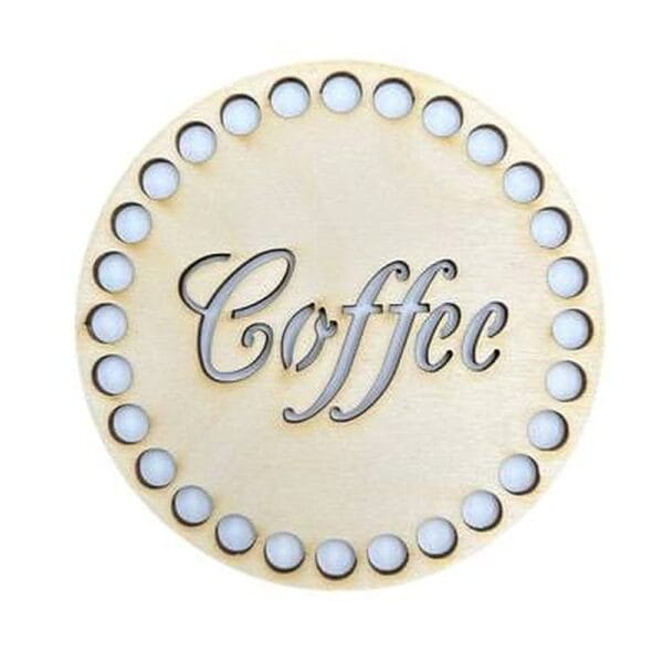 Okrągła drewniana podkładka pod kubek ze sklejki o średnicy 10 cm z napisem Coffee i dekoracyjnymi otworami.