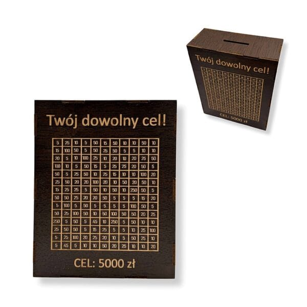 Drewniana skarbonka personalizowana z grawerem wenge w dwóch ujęciach z widoczną tabelą oszczędności do 5000 zł.