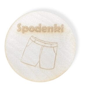 Drewniana Tabliczka Okrągła 7,8 cm Baza do Decoupage i Rękodzieła Okrągła drewniana tabliczka o średnicy 7,8 cm z wygrawerowanym napisem Spodenki i rysunkiem krótkich spodenek.