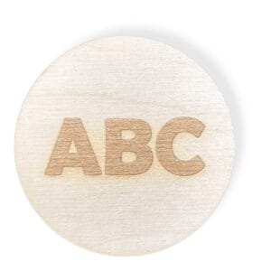 Okrągła drewniana tabliczka ABC ze sklejki brzozowej o średnicy 7,8 cm z wygrawerowanymi literami.