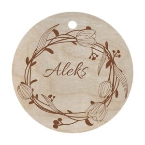 Drewniana Zawieszka Imienna Kwiatowa Personalizowana Ozdoba 5,5 cm Okrągła drewniana zawieszka imienna z grawerowanym napisem Aleks i kwiatowym motywem wianka o średnicy 5,5 cm.