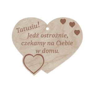 Drewniana Zawieszka Serce "Jedź Ostrożnie" Grawerowana Laserowo dla Taty Drewniana zawieszka w kształcie serca z grawerowanym laserowo napisem Tatusiu! Jedź ostrożnie, czekamy na Ciebie w domu.