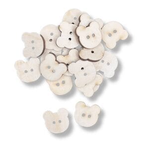 Drewniane Guziki Miś 20 mm Naturalne Drewno 20 szt Drewniane guziki miś 20 mm z naturalnego drewna w zestawie 20 sztuk rozłożone na jasnym tle.