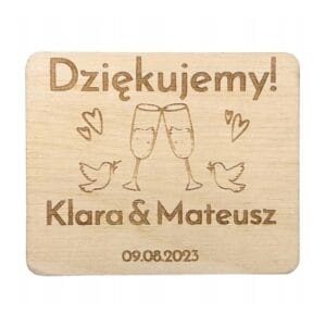 Personalizowane drewniane magnesy w kształcie kieliszków z grawerowanym napisem Dziękujemy i datą ślubu.