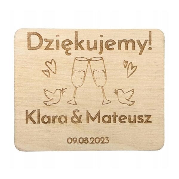 Personalizowane drewniane magnesy w kształcie kieliszków z grawerowanym napisem Dziękujemy i datą ślubu.