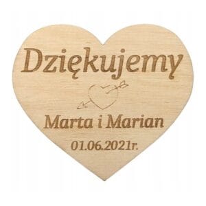 Drewniane magnesy serduszka z grawerowanym napisem „Dziękujemy”, imionami Marta i Marian oraz datą.