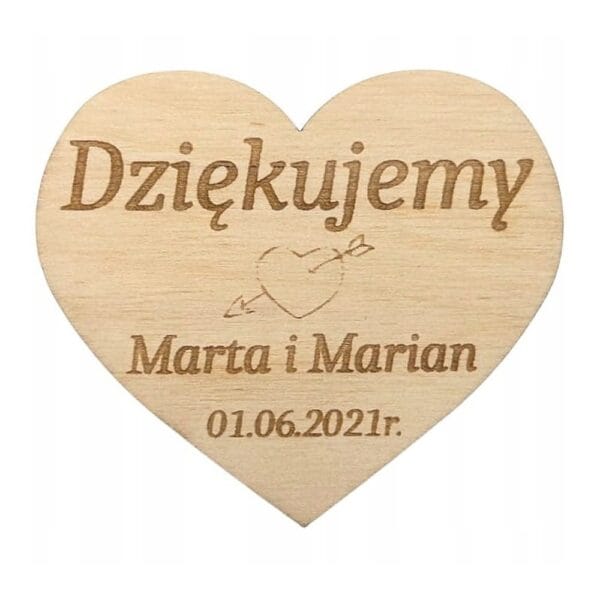 Drewniane magnesy serduszka z grawerowanym napisem „Dziękujemy”, imionami Marta i Marian oraz datą.
