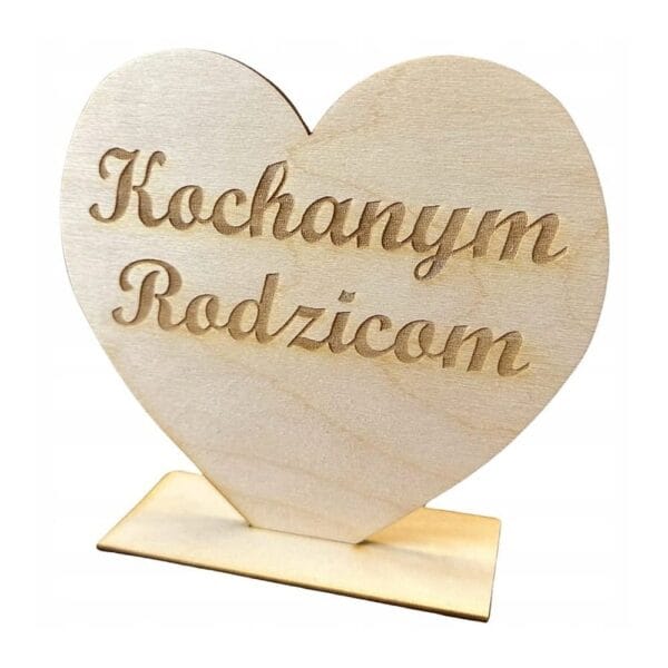 Drewniane serce z grawerem na podstawce o wysokości 15 cm z napisem Kochanym Rodzicom.