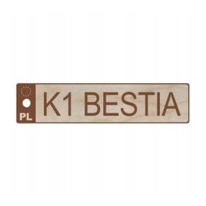 Drewniany Brelok Tablica Rejestracyjna Personalizowany Grawer Drewniany brelok tablica rejestracyjna personalizowany grawer z napisem K1 BESTIA na tle sklejki.