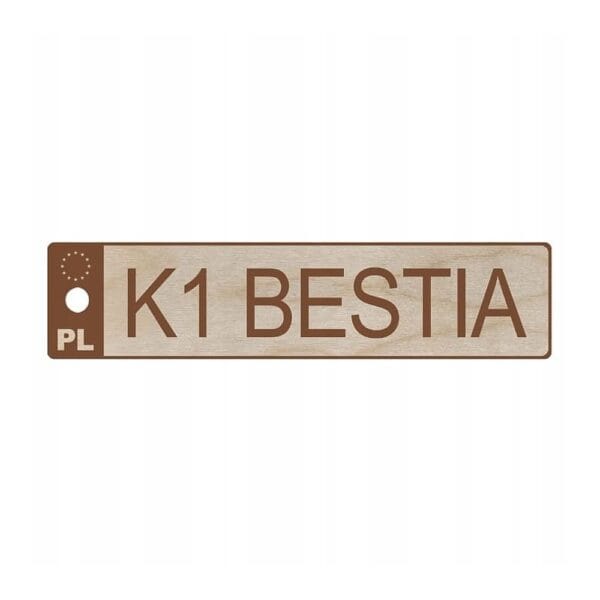 Drewniany brelok tablica rejestracyjna personalizowany grawer z napisem K1 BESTIA na tle sklejki.
