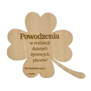 Drewniany magnes koniczyna grawerowana o wymiarze 8,5 cm z personalizowanym grawerem życzeń i daty na sklejce.