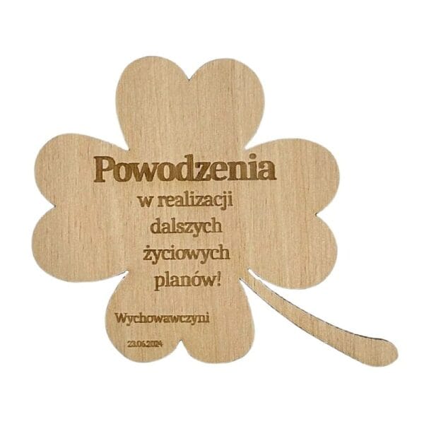 Drewniany magnes koniczyna grawerowana o wymiarze 8,5 cm z personalizowanym grawerem życzeń i daty na sklejce.