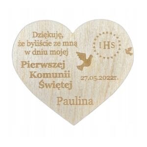 Drewniany Magnes na Komunię Gołąbek z Imieniem i Datą 8 cm Drewniany magnes na Komunię w kształcie serca o wymiarach 8 cm z grawerem podziękowania dla gości, datą i imieniem Paulina.