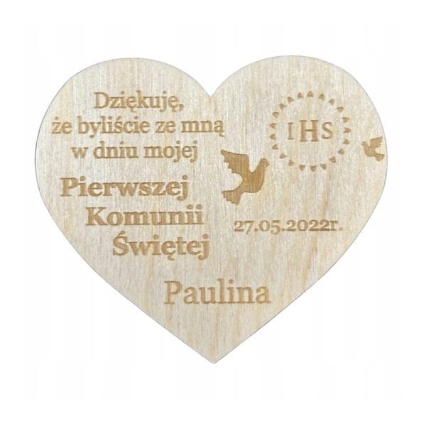 Drewniany magnes na Komunię w kształcie serca o wymiarach 8 cm z grawerem podziękowania dla gości, datą i imieniem Paulina.