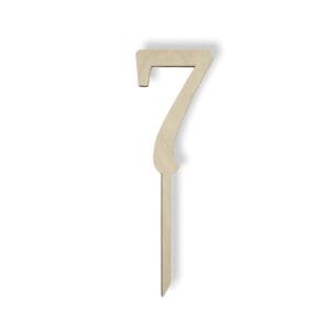 Drewniany topper cyfra 7 o wysokości 20 cm do dekoracji tortu urodzinowego lub rocznicowego.