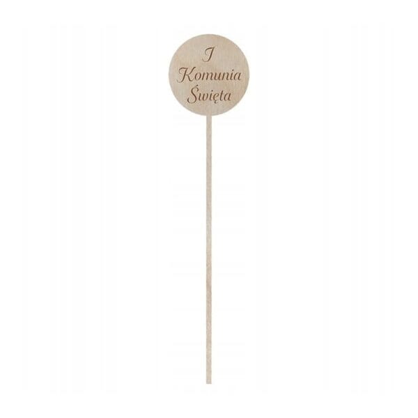 Drewniany topper komunijny o wymiarach 5,9 x 25,9 cm z grawerem I Komunia Święta na cienkim patyczku.