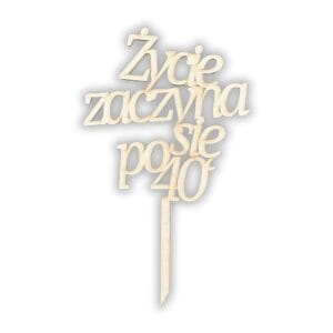 Drewniany topper na tort Życie Zaczyna Się Po 40 o wysokości 26,5 cm z napisem wyciętym laserowo.