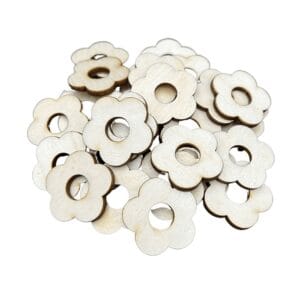 Kwiatki drewniane 3 cm x 3 cm zestaw 10 sztuk dekoracje DIY leżące na płaskiej powierzchni w grupie.