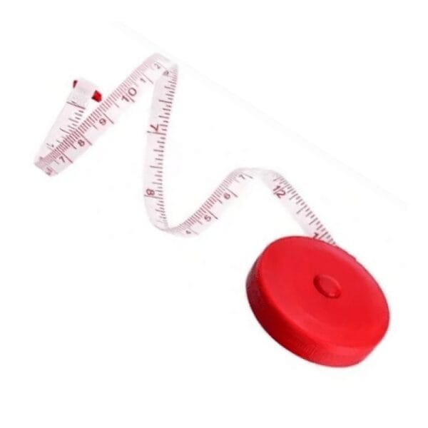 Miara Krawiecka Zwijana 150 cm Miękka Taśma Pomiarowa w Plastikowym Etui Miara krawiecka zwijana 150 cm z miękką taśmą pomiarową w czerwonym plastikowym etui, ułożona w zygzakowaty kształt.