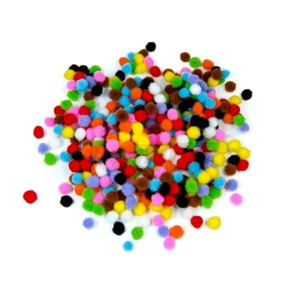 Pompony Poliestrowe MIX KOLORÓW 380 szt Dekoracje DIY 0,7 mm Duży zestaw kolorowych pomponów poliestrowych w mixie barw, rozsypanych na białym tle.