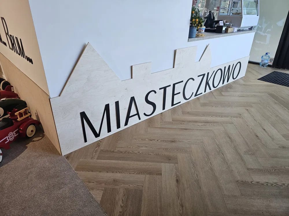 Realizacja na zamówienie - napis Miasteczko ze sklejki