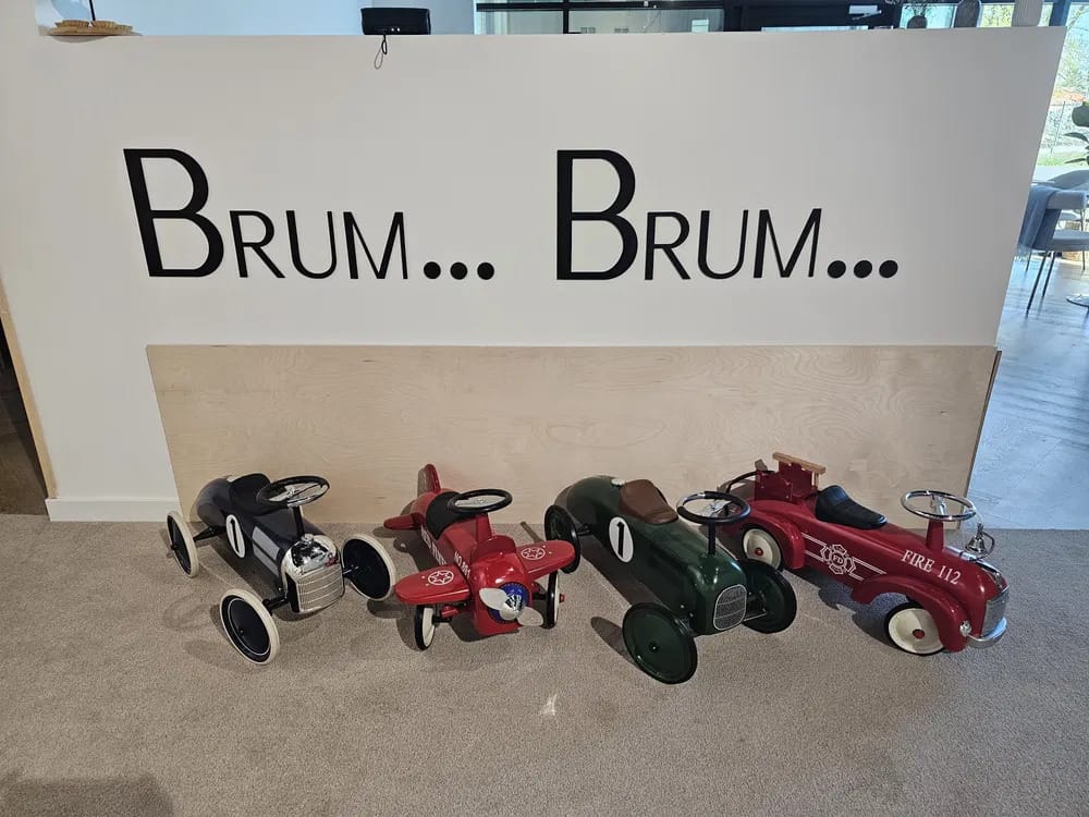 Realizacja na zamówienie - napis Brum Brum na ścianę