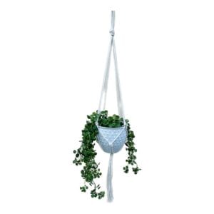 Kwietnik Wiszący Makrama Boho Ręcznie Wykonany Bawełniany 75 cm Biały kwietnik wiszący makrama boho 75 cm z grubego sznurka bawełnianego prezentuje zieloną roślinę w jasnej doniczce.