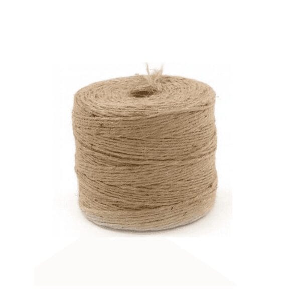 Sznurek Jutowy Ozdobny 24 m Naturalny Mocny 2 mm - zdjęcie 4 Sznurek jutowy ozdobny 24 m naturalny mocny 2 mm sfotografowany z bliska na środku białego tła.