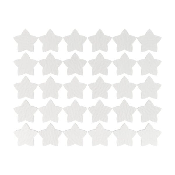 Zestaw trzydziestu białych gwiazdek dekoracyjnych z płyty HDF w rozmiarze 20x20 mm ułożonych w równe rzędy.