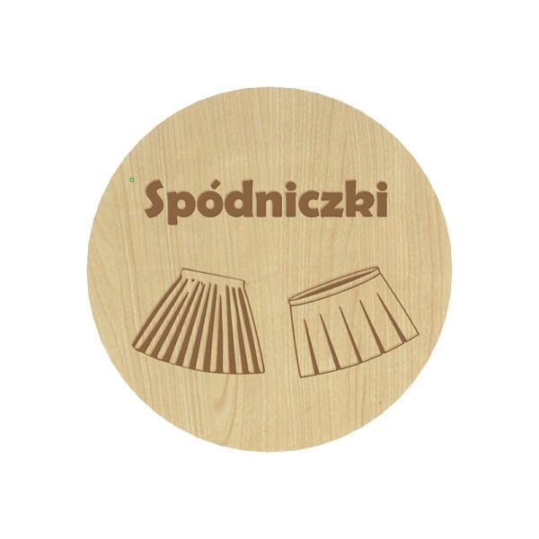 Okrągła grawerowana plakietka organizacyjna z HDF w kolorze klonu o średnicy 8 cm z napisem Spódniczki i rysunkami dwóch plisowanych spódniczek.
