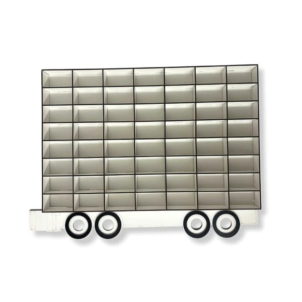 Pełny widok frontowy białej półki organizer na resoraki z płyty HDF o wymiarach 69x52 cm z dołączonymi kółkami.