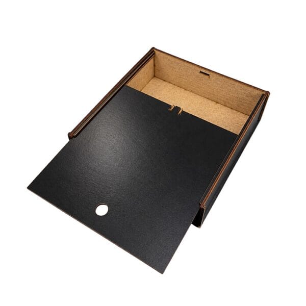Czarne pudełko DIY z płyty HDF o wymiarach 20,5 x 21 cm z częściowo wysuniętą czarną pokrywą.