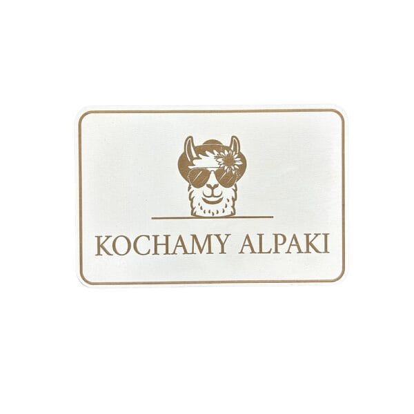 Biała tabliczka dekoracyjna Alpaka Kochamy Alpaki z płyty HDF 15 x 10 cm z grawerem alpaki w okularach i kapeluszu.