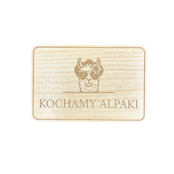 Tabliczka dekoracyjna Alpaka Kochamy Alpaki z płyty HDF klon 15 x 10 cm z grawerem alpaki w okularach przeciwsłonecznych.