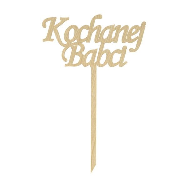 Topper dekoracyjny Kochanej Babci z HDF klonowego na patyczku, przedstawiający wycięty laserowo napis o wymiarach 12,9 x 19,7 cm.