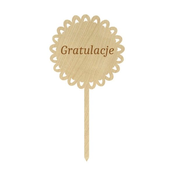 Topper Gratulacje w ażurowej ramce z płyty HDF w kolorze klonu, wysokość 24,5 cm z grawerowanym napisem.
