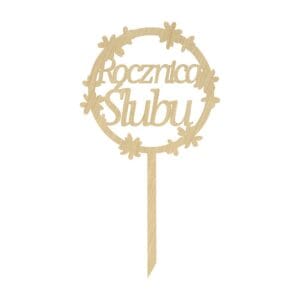 Topper na rocznicę ślubu z płyty HDF w kolorze klonu o średnicy 15 cm z wyciętym napisem w ozdobnym wieńcu.