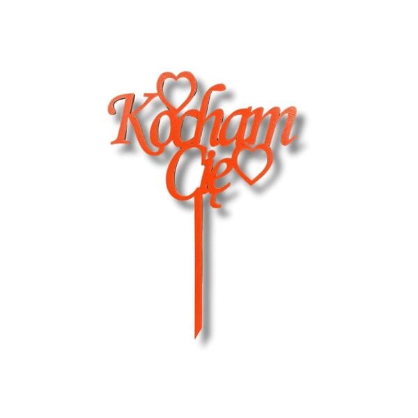 Topper Napis Kocham Cię z Sercami na Patyczku 17,4 x 11,9 cm w formie dekoracji na długim patyczku.