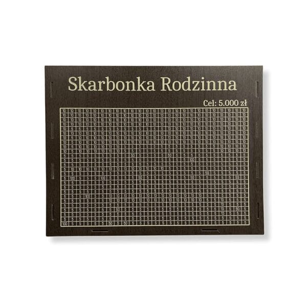 Brunatna drewniana skarbonka rodzinna z wygrawerowaną siatką pól z kwotami i celem wynoszącym 5000 zł.