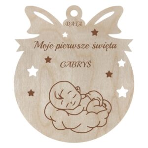 Drewniana bombka personalizowana z grawerem "Moje Pierwsze Święta", imieniem Gabryś i miejscem na datę, zaprezentowana z dwoma niemowlakami.