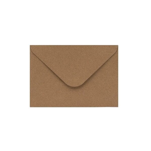 Brązowa koperta prezentowa 17,5 x 12 cm pokazana od strony zamkniętej klapki z zaokrąglonym rogiem.