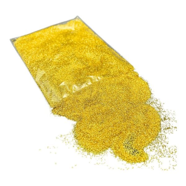 Brokat Sypki Złoty Dekoracyjny 1 kg do Farby Lakieru Rękodzieła Brokat sypki złoty dekoracyjny 1 kg wysypany z przezroczystego woreczka na białe tło.