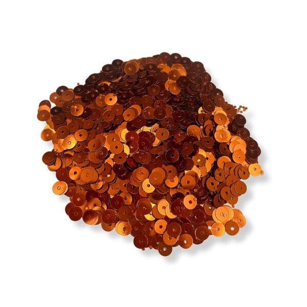 Cekiny Płaskie Pomarańczowo Miedziane 6 mm Opakowanie 14 g Klocek cekinów płaskich pomarańczowo-miedzianych 6 mm w opakowaniu 14 g na białym tle.