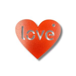 Czerwona zawieszka HDF 10,3 x 9,2 cm laserowo cięta w kształcie serca z wyciętym napisem love.