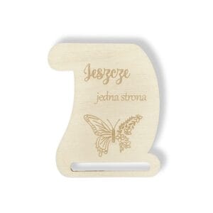 Drewniana baza do zakładki do książki o wymiarach 8 x 6,7 cm z grawerem zwoju, motyla i napisu "Jeszcze jedna strona".